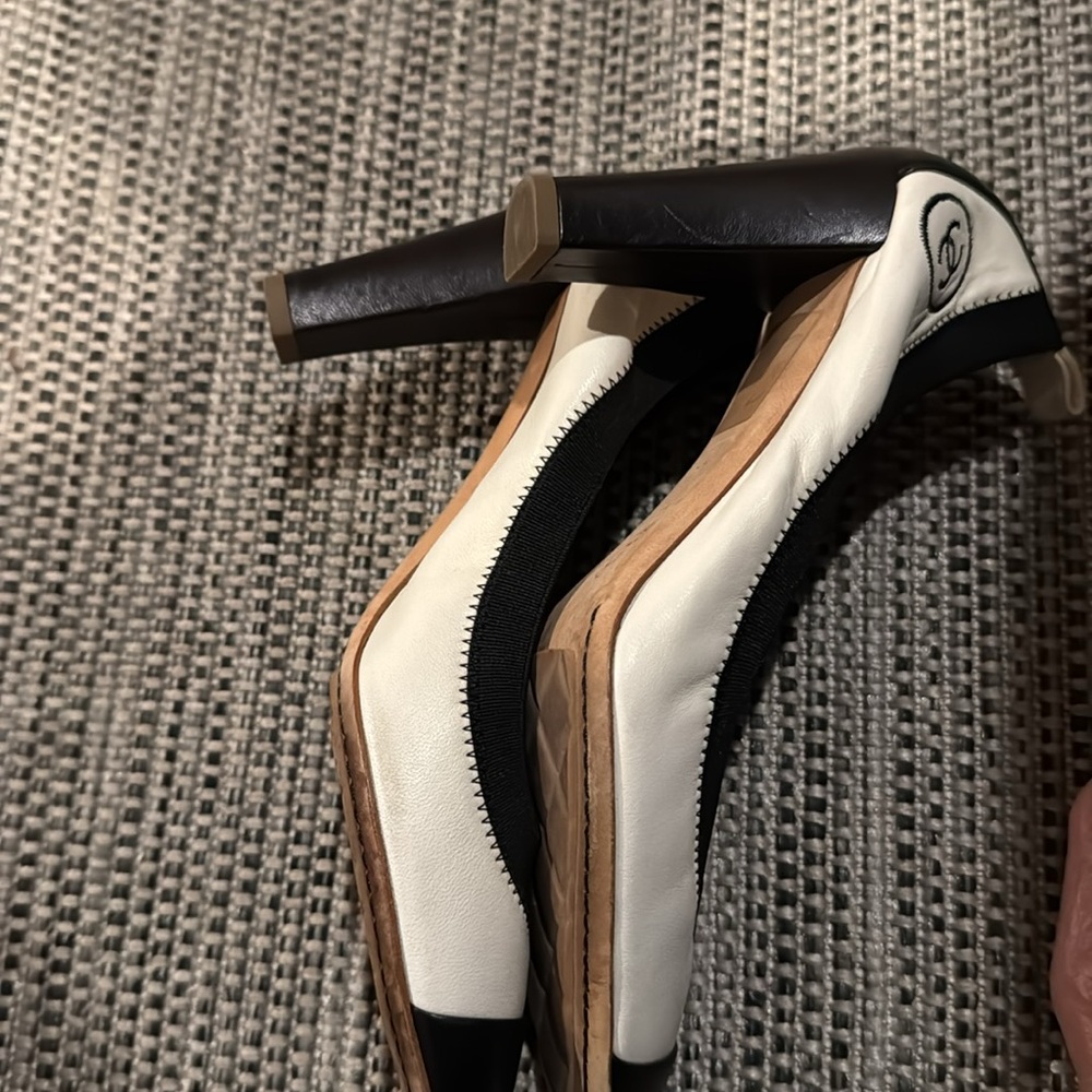 Chanel Vintage Spirit leather heels w/grosgrain trim, cap toes and heel tabs - Picture 9 of 13